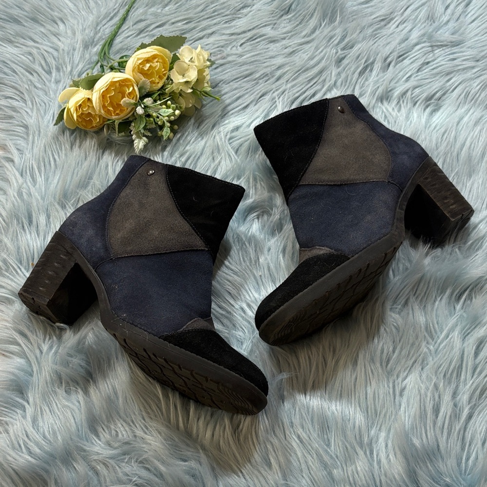 Earth Malta Suede Black and Navy Heeled Booties sz 9.5